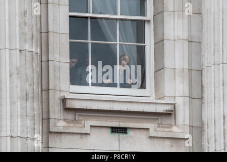 London, Großbritannien. 10. Juli 2018. Seine königliche Hoheit Prinz George kopiert die Military Band Dirigent durch Winken seine Arme in einem Fenster des Buckingham Palace während der RAF 100. Credit: Benjamin Wareing/Alamy leben Nachrichten Stockfoto