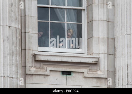 London, Großbritannien. 10. Juli 2018. Seine königliche Hoheit Prinz George kopiert die Military Band Dirigent durch Winken seine Arme in einem Fenster des Buckingham Palace während der RAF 100. Credit: Benjamin Wareing/Alamy leben Nachrichten Stockfoto