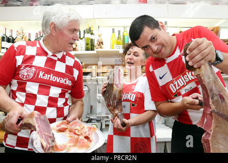 Sibenik, Kroatien. 11. Juli 2018. Die Mitarbeiter tragen Trikots der kroatischen Nationalmannschaft bei einer Metzgerei im Vorfeld der FIFA WM Halbfinale zwischen Kroatien und England in Sibenik, Kroatien, am 11. Juli 2018. Credit: Hrvoje Jelavic/Xinhua/Alamy leben Nachrichten Stockfoto