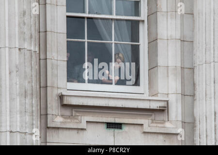 London, Großbritannien. 10. Juli 2018. Seine königliche Hoheit Prinz George kopiert die Military Band Dirigent durch Winken seine Arme in einem Fenster des Buckingham Palace während der RAF 100. Credit: Benjamin Wareing/Alamy leben Nachrichten Stockfoto