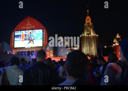 Moskau, Russland. 10. Juli 2018. FIFA-Cap 2018 Russland die Straßen von Moskau, in den Tagen der Fußball-Europameisterschaft sind mit Fußball-Symbole und Fußball Unterhaltungen gefüllt. Fußball-Fans während des Spiels 1/2 Finale, auf den Straßen von Moskau. Stockfoto