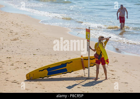 Bournemouth, Dorset, Großbritannien. 11. Juli 2018. UK Wetter: Ein anderes heißen, sonnigen Tag in Bournemouth mit kein Zeichen der Hitzewelle noch beenden, als Sonnenanbeter Kopf ans Meer in Bournemouth Strände. Credit: Carolyn Jenkins/Alamy leben Nachrichten Stockfoto