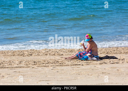 Bournemouth, Dorset, Großbritannien. 11. Juli 2018. UK Wetter: Ein anderes heißen, sonnigen Tag in Bournemouth mit kein Zeichen der Hitzewelle noch beenden, als Sonnenanbeter Kopf ans Meer in Bournemouth Strände. Credit: Carolyn Jenkins/Alamy leben Nachrichten Stockfoto