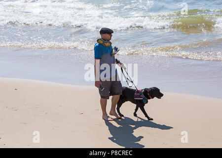 Bournemouth, Dorset, Großbritannien. 11. Juli 2018. UK Wetter: Ein anderes heißen, sonnigen Tag in Bournemouth mit kein Zeichen der Hitzewelle noch beenden, als Sonnenanbeter Kopf ans Meer in Bournemouth Strände. Credit: Carolyn Jenkins/Alamy leben Nachrichten Stockfoto