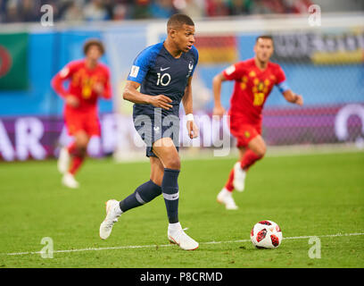 Belgien - Frankreich, Fußball, Sankt Petersburg, 10. Juli 2018 Kylian MBAPPE, FRA 10 Antriebe, Steuerungen, die Kugel, Action, full-size, Single Action mit Kugel, vollen Körper, ganze Zahl, Ausschnitt, einzelne Schüsse, Kugel Behandlung, Pick-up, Kopfzeile, Ausschneiden, BELGIEN - FRANKREICH 0-1 FIFA WM 2018 Russland, Halbfinale, Saison 2018/2019, 10. Juli 2018 in Sankt Petersburg, Russland. © Peter Schatz/Alamy leben Nachrichten Stockfoto