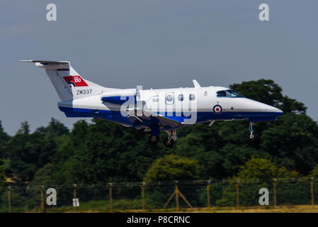 Royal Air Force Embraer EMB-500 Phenom 100 ZM 337 Flugzeug mit RAF 100 Logo an der Royal International Air Tattoo, RIAT 2018, RAF Fairford, Gloucestershire, VEREINIGTES KÖNIGREICH Stockfoto