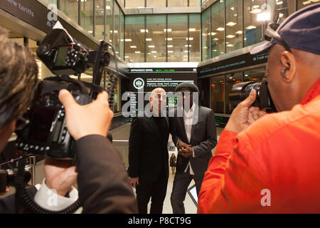 London, Großbritannien. 11. Juli 2018. Nile Rodgers und Business Manager Merck Mercuriadis der Londoner Börse besucht heute ihre Firma Hipgnosis Songs zu schweben. Rodgers ist ein Mitglied im Beirat und Mercuriadis ist der CEO und Gründer. Credit: Anna Watson/Alamy leben Nachrichten Stockfoto