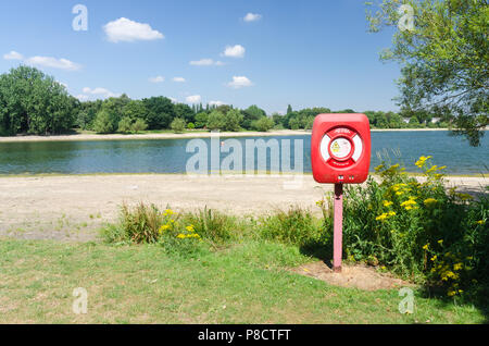 Edgbaston, Birmingham, Großbritannien. 11. Juli 2018. Die anhaltende Trockenheit in Birmingham hat sehr niedrige Wasserstände bei Edgbaston Behälter, der den Kanal Netzwerk verursacht. Credit: Nick Maslen/Alamy leben Nachrichten Stockfoto