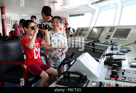 Shanghai. 11. Juli 2018. Anwohner besuchen Sie die Dong Hai Jiu 101 Rettung Schiff während ein Schiff Tag der offenen Aktivität die 2018 Tag der Meere von China Kennzeichnung im Osten Chinas Shanghai, 11. Juli 2018. Die 2018 Tag der Meere von China wurde am Mittwoch beobachtet. Credit: Fang Zhe/Xinhua/Alamy leben Nachrichten Stockfoto