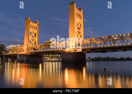 Tower Bridge und Lichter auf dem Sacramento River nieder. Stockfoto