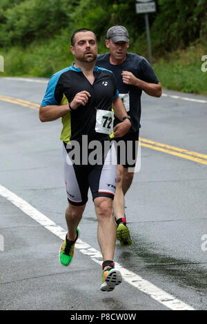 Jeffrey Burns (Nr. 72) und Mark Lucier während des Laufs Segment in Den Haag 2018 Ausdauer Festival Sprint Triathlon Stockfoto