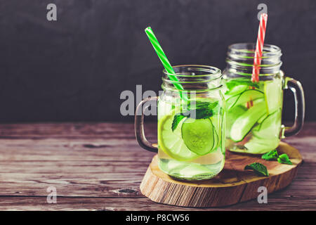 Trinken mit Zitrone und Gurke infundiert Stockfoto