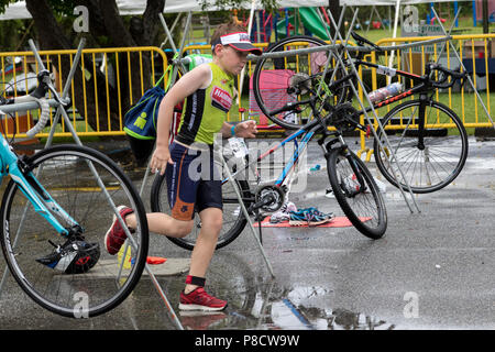 Georgie Desantis während der T2-Bike zum Übergang in die 10-11 Gruppe von Triathlon die 2018 Haag Ausdauer's Festiva Kid ausführen Stockfoto