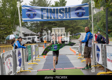 Trevor Goodwill gewinnt der Junge 2018 Haag Ausdauer Triathlon Kid's Festival 12-17 Gruppe Stockfoto