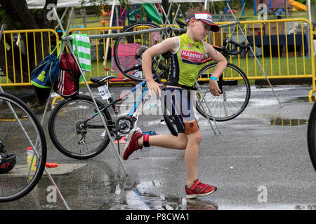 Georgie Desantis während der T2-Bike zum Übergang in die 10-11 Gruppe von Triathlon die 2018 Haag Ausdauer's Festiva Kid ausführen Stockfoto