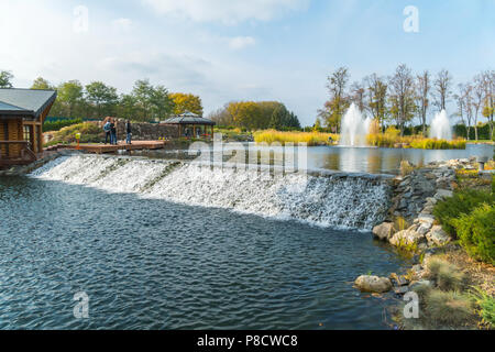 Eine kleine künstliche Damm im Park auf dem Hintergrund von Brunnen und Touristen diese Schönheit fotografieren. Für ihr Design Stockfoto