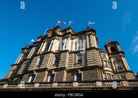 Blick auf das ehemalige Hauptquartier der Bank von Schottland auf dem Damm in Edinburgh, Schottland, Großbritannien Stockfoto