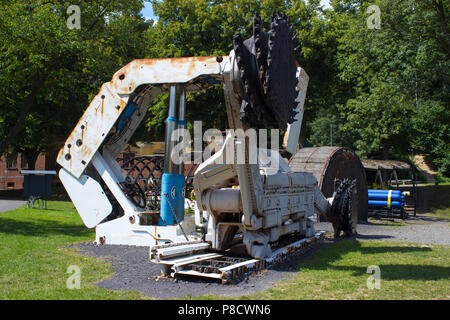 Alte hydraulische Mine zusätzliche Verstärkung in der Farbe weiß. Stockfoto