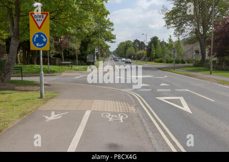 Fahrbahnmarkierungen in Städte, Oxfordshire UK. 13. Mai 2018. UK Wetter: Weise Zeichen in Städte West Oxfordshire geben, auf den Straßen von Oxfordshire. Stockfoto