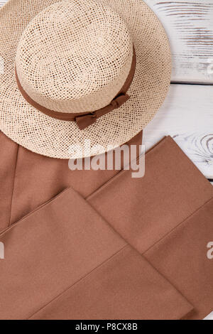 Stroh Sommer Hut mit breiter Krempe. Stockfoto