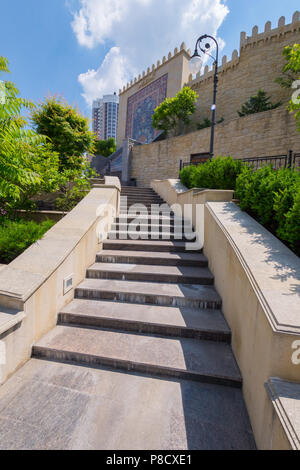 Eine breite Treppe mit Stufen führen in die Wand aus Stein mit schönen Ornament. Für ihr Design Stockfoto