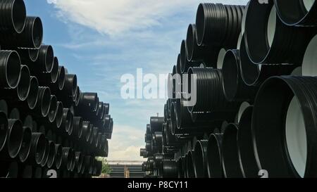 Lager von Kunststoffrohren Industrie im Freien Speicher Seite abgeschlossen. Herstellung von Wasserleitungen aus Kunststoff Fabrik. Stockfoto