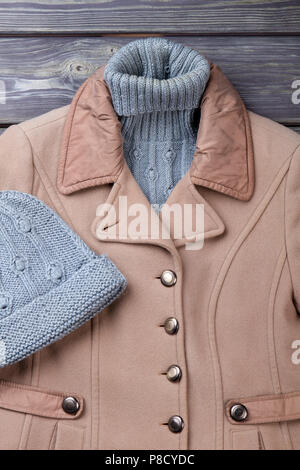 Schließen Sie ip braunen Wintermantel und warme Wollpullover. Stockfoto