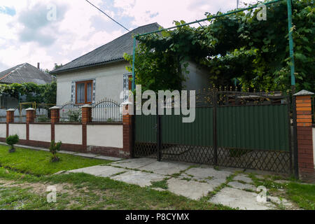 Ein typisches Haus der Ukrainischen Transkarpatien Dorf mit einem Weinberg über den Innenhof. Für ihr Design Stockfoto