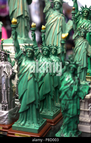 Viele Freiheitsstatue Nahaufnahme Souvenirs in einem Laden in New York City Stockfoto