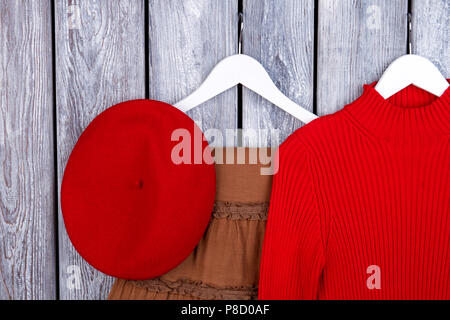 Ansicht von oben winter Outfit auf hölzernen Schreibtisch. Stockfoto