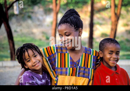 Portrait von Mama tragen ethnischen Farbe Kleid lächelt twin Kinder. Herr © Myrleen Pearson Stockfoto