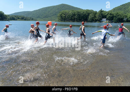 Beginn der Stissing Kid's Triathlon 2018 Stockfoto