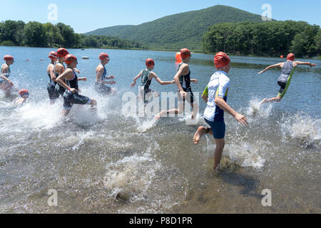 Beginn der Stissing Kid's Triathlon 2018 Stockfoto