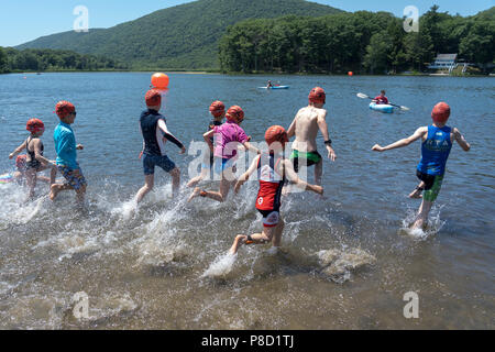 Beginn der Stissing Kid's Triathlon 2018 Stockfoto