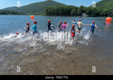 Beginn der Stissing Kid's Triathlon 2018 Stockfoto