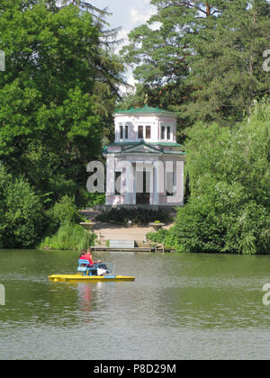 Ein Mann das Segeln auf einem Katamaran auf das grüne Wasser der Deep River. Sport Rest. Für ihr Design Stockfoto