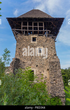 Teilweise Turm von einem herrlichen neviitskogo Burg auf einem Berg in der Nähe des Flusses Tisza wiederhergestellt. Ushgorod in der Ukraine. Für ihr Design Stockfoto