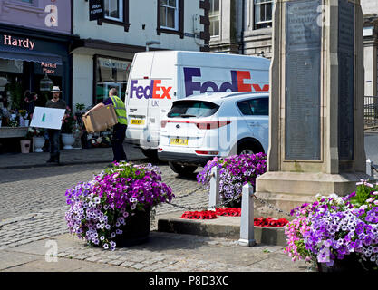 FedEx delivery van in Ulverston, Cumbria, England Großbritannien Stockfoto