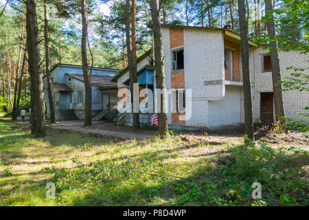 Alte unvollendete zweistöckigen Häusern mit Veranden sind in einem Pinienwald gelegen. Für ihr Design Stockfoto