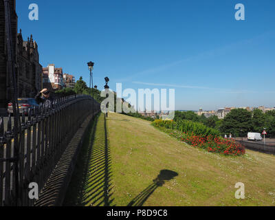 EDINBURGH, Großbritannien - ca. Juni 2018: Der Damm künstlichen Hügel zwischen der neuen und der alten Stadt Stockfoto