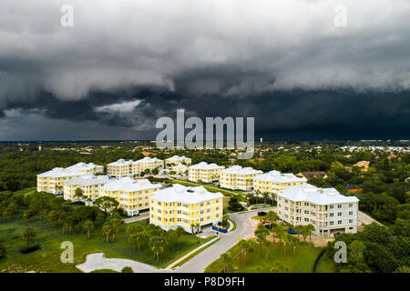 Luftaufnahme von einem dunklen Gewitterwolken zeigen die Annäherung an das bevorstehende Donner und Blitz regen Sturm über einem Wohngebiet condominium Homesite in Bradent Stockfoto