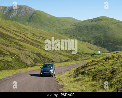 Glenshee, Cairngorm National Park, Perth und Kinross-Auto in der Layby an der A93 am Winkelstück des Teufels, von einem Teil der alten Haarnadel gebildet route Bend Stockfoto