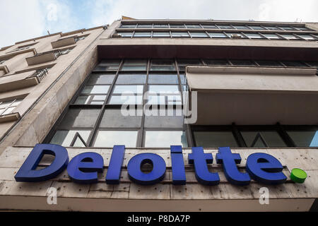 Belgrad, Serbien - 8. JULI 2018: Logo von Deloitte auf Ihre wichtigsten Bürogebäude in Belgrad. Deloitte ist eine der wichtigsten Prüfungsgesellschaften in der Welt, Witz Stockfoto