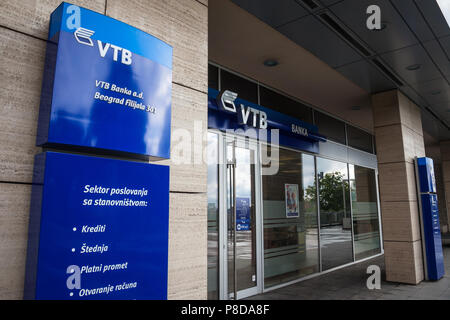 Belgrad, Serbien - 9. JULI 2018: VTB Bank (auch bekannt als VTB Banka) Logo auf Ihrer Hauptniederlassung für Belgrad. VTB Bank ist eine russische Universalbank sprea Stockfoto