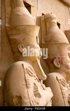 Kolossale Statuen schmücken die Fassade der Totentempel der Hatschepsut, der zweite weibliche Pharao, Luxor, Ägypten.. Stockfoto