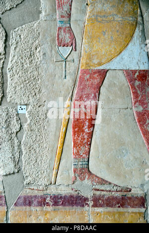 Ein Relief des Pharao tragen ein Ankh in der Totentempel der Hatschepsut, der zweite weibliche Pharao in Luxor, Ägypten. Stockfoto