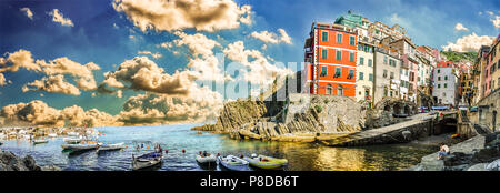 Günstig chartern Boote in der Marina von Riomaggiore, einem der Dörfer der Cinque Terre in Italien Stockfoto