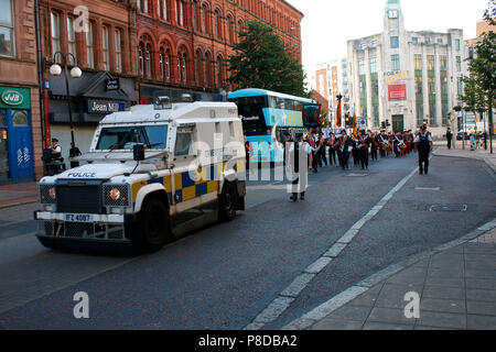 Der marschsaison protestantischen Oranierorden, hier durch ein katholischen Viertel von Belfast, Nordirland/Marching Saison des Orange Order (Loya Stockfoto