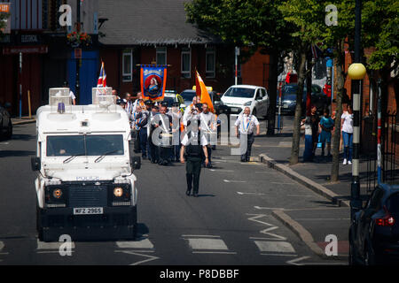 Der marschsaison protestantischen Oranierorden, hier durch ein katholischen Viertel von Belfast, Nordirland/Marching Saison des Orange Order (Loya Stockfoto