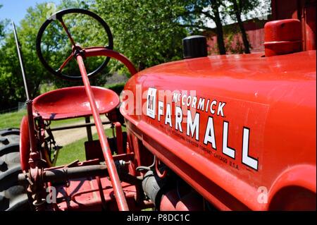 Gut gepflegt, rot McCormick Farmall Traktor auf dem Bauernhof Bauernhof im ländlichen Landschaft von Wisconsin, USA geparkt Stockfoto